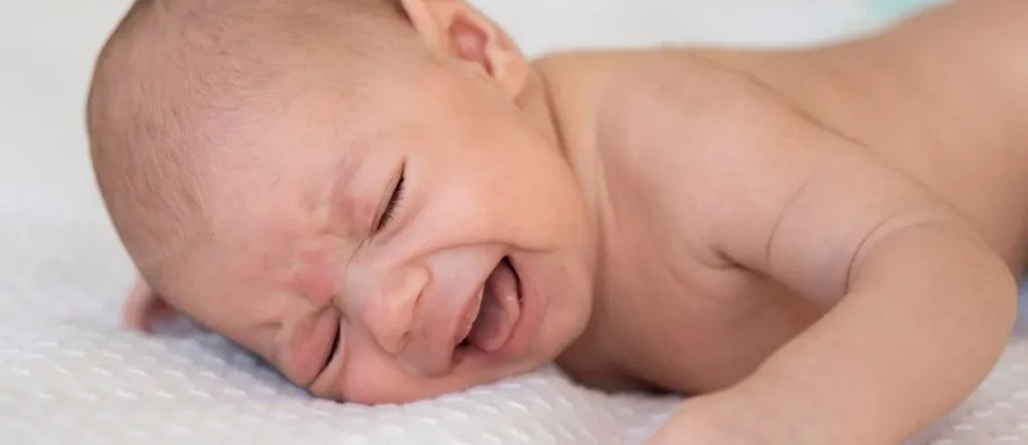 O bebé só vira a cabeça para um lado? Sabes o que isto pode indicar